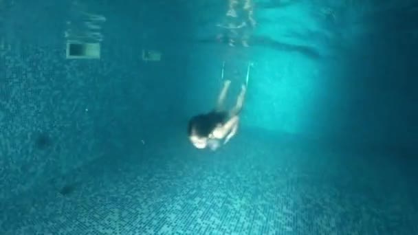 Niña Nadando Bajo Agua Piscina Cubierta Iluminada — Vídeos de Stock