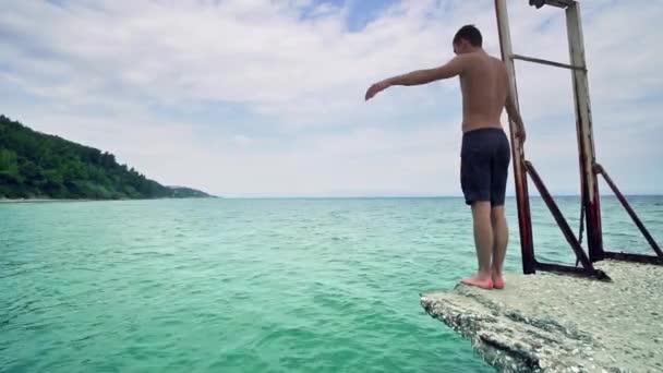 年轻的男性少年头在绿松石海跳 — 图库视频影像