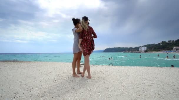 Смешные Подруги Отпуске Делают Селфи Пляже Смартфоном — стоковое видео