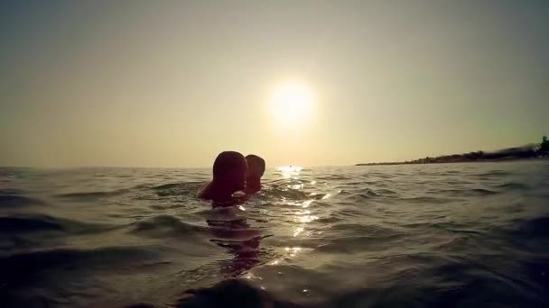Kaksi Ystävää Isä Poika Vaihtavat Tunteita Leikkien Merellä Auringonlaskun Aikaan — kuvapankkivideo