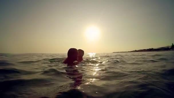 Twee Vrienden Vader Zoon Wisselen Emoties Spelen Zee Bij Zonsondergang — Stockvideo