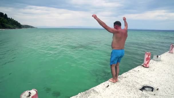 Άνθρωπος Άλματα Στη Θάλασσα Στις Διακοπές Του — Αρχείο Βίντεο