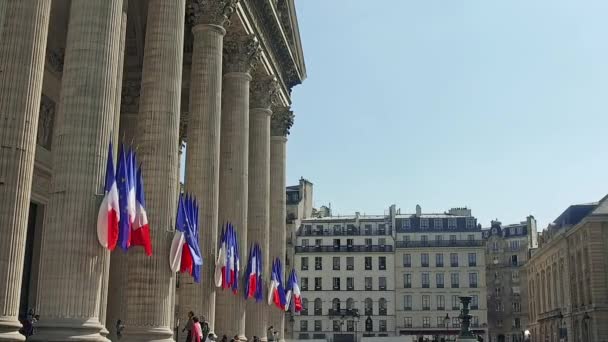Fila Banderas Francesas Ondeando Sobre Columnas Del Panteón París Movimiento — Vídeos de Stock
