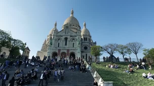 人観光客座って残りの階段の下でサクレ クール大聖堂でパリ モンマルトル シネマティック ショット — ストック動画