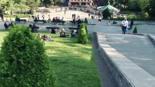 Turystów Siedzenia Leżenia Trawniku Bazylice Sacre Coeur Popularnych Landmark Bazylika — Wideo stockowe
