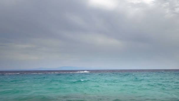 Man Rijden Jet Ski Caribische Zee Afstand Horizon — Stockvideo