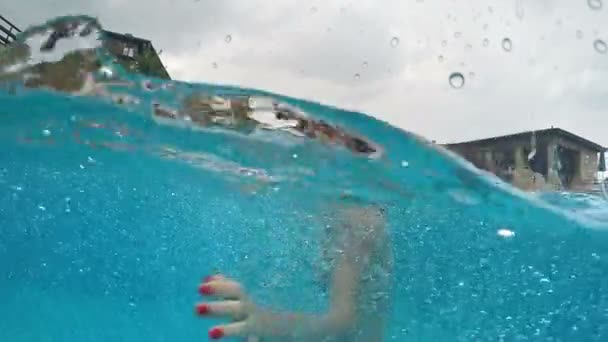 Glücklicher Teenager Schwimmbad Lächelt Bei Regen Die Kamera — Stockvideo