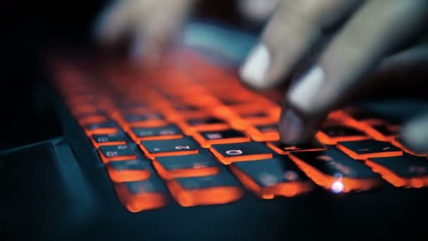 Nattliga Laptop Arbetar Spel Chatta Dejta Online Frilansare Översättare Utvecklare — Stockvideo