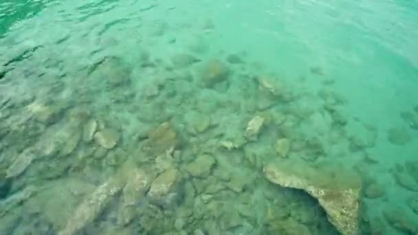 Turquoise Surface Eau Peu Profonde Pierres Rocheuses Sur Fond Marin — Video