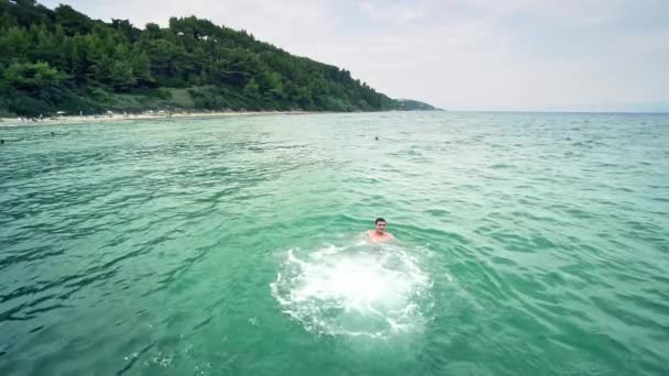 快乐男孩在海上绿松石水中游泳 慢动作 — 图库视频影像