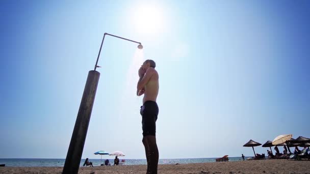 Man Neemt Douche Zijn Lichaam Strand Douche Tegen Zon Filmische — Stockvideo