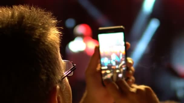 手的剪影使用摄像电话在流行音乐会 节日拍照和录像 公共音乐会 无票务活动 — 图库视频影像