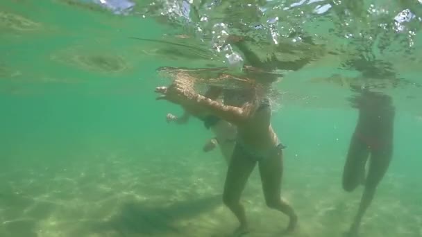 Drie Tienermeisjes Gaan Zwemmen Zeewater Doen Piggy Stijl Gopro Koepel — Stockvideo