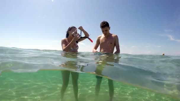 Pareja Preparar Buceo Poner Máscaras Snorkel Gopro Tiro Cúpula — Vídeos de Stock