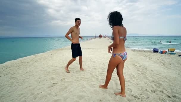 Jovem Casal Divertindo Lutando Praia — Vídeo de Stock