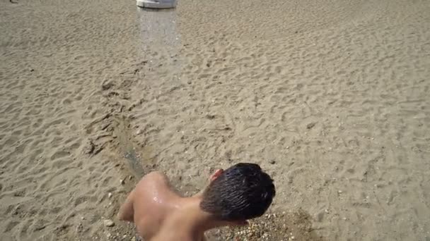 Крупный План Молодого Человека Принимающего Душ Пляже — стоковое видео