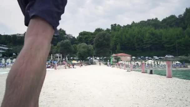 Junger Mann Läuft Joggt Barfuß Auf Strandsteg Filmischer Blick — Stockvideo