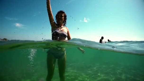愉快的微笑的女孩与浮潜面具挥动站立在海水 Gopro 圆顶半水下看法 慢动作 — 图库视频影像