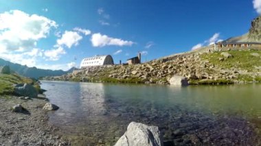 Vittorio Emanuele II sığınak kulübe İtalyan Alplerin zirvesinde Gran Paradiso için sefere yakınındaki dağ Gölü Panoraması