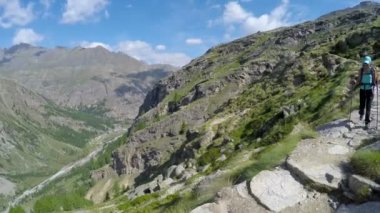 Dar geçit Parco Gran Paradiso, İtalya için tırmanma sefere dağcı, kişisel bakış açısı ve geçen bir yürüyüş kadın. Sığınak Vittorio Sella, Valnontey - Gran Paradiso Milli Park yolu