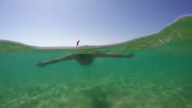 Şnorkel maskesi gopro kamera doğru yüzme adamla kubbe yarım sualtı görüntüleme