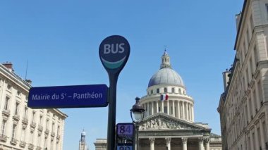 Pantheon ile otobüs dur işareti gün, Paris, Fransa. Bu ayırt edici Fransız vatandaşı kalıntıları içeren bir laik Türbesi var. 5 canlı dağ Saint Genevieve üzerinde bulunan