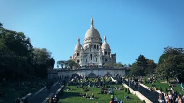 Turistler Sacre Coeur Bazilikası'na Montmartre tepe üzerinde Paris, Fransa