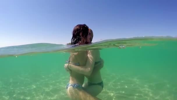 最好的朋友拥抱 两个可爱的女孩青少年给亲吻和拥抱在热带海滩暑假 戈普罗圆顶半水下的看法 慢动作 — 图库视频影像
