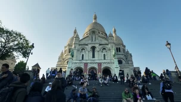 モンマルトルの丘 フランスのサクレ クール寺院を訪れる観光客 — ストック動画