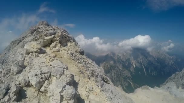 Alpinista Pov Expedición Escalada Cumbre Montaña Rocosa Triglav Cordillera Los — Vídeo de stock