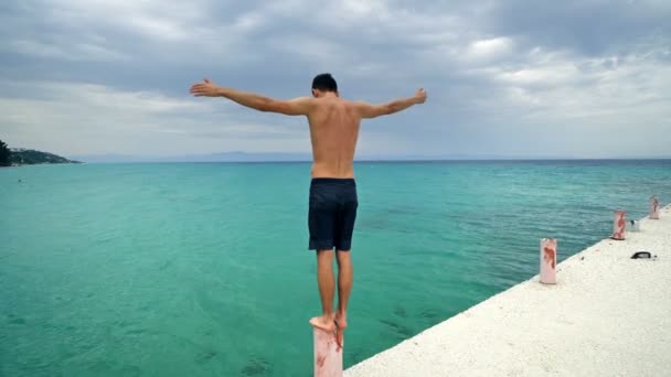 Adolescente Macho Hace Discurso Playa Con Las Manos Abiertas Mar — Vídeos de Stock