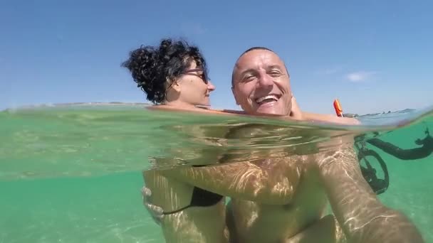 Feliz Pareja Romántica Amor Sonriendo Cámara Refrescante Playa Del Mar — Vídeos de Stock