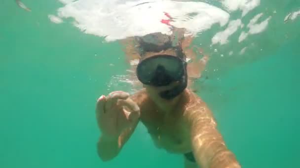 海でのダイビングと彼の指でボン Apettite ジェスチャ記号を示すマスクとシュノーケ リングの男 — ストック動画