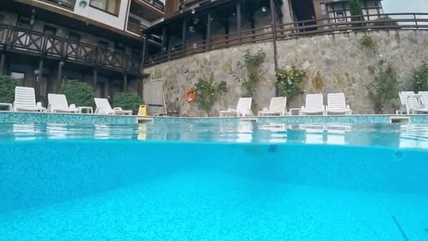 Mann Mit Brille Schwimmt Unter Wasser Luxus Pool Torkuppel Halb — Stockvideo
