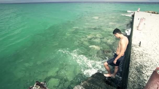 Männlicher Teenager Nass Sich Erfrischend Mit Meerwasser Auf Stegtreppe Zeitlupe — Stockvideo