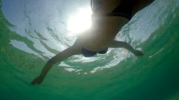 Ângulo Subaquático Trekking Mulher Nadando Água Oceano Azul Turquesa — Vídeo de Stock