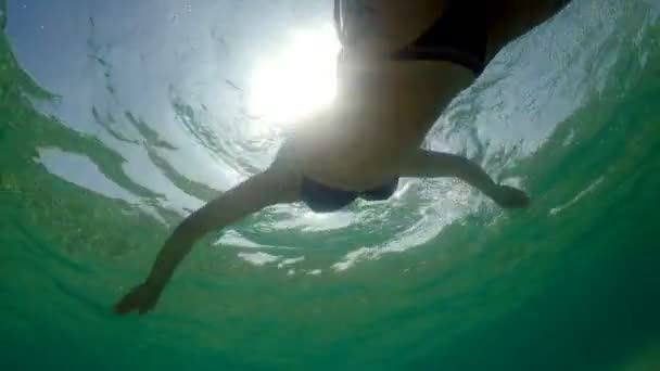 Trekking Angle Sous Marin Femme Nageant Dans Eau Océan Turquoise — Video