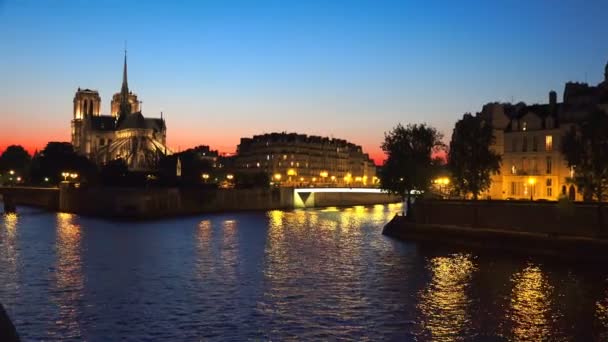 Panorering Skott Notre Dame Katedralen Paris Twilight Solnedgång — Stockvideo