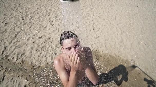 Mann Duscht Strand Zeitlupe — Stockvideo