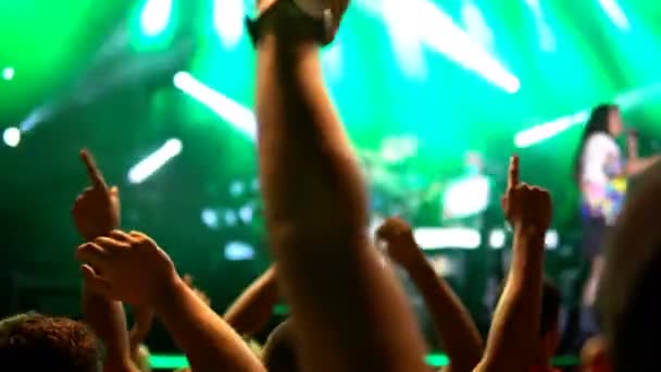 Publik Med Händerna Upp Musikfestival Och Lampor Strömmande Ner Uppifrån — Stockvideo