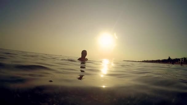 Jovem Modelo Moda Atraente Menina Desfrutar Água Calma Superfície Mar — Vídeo de Stock