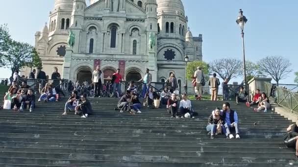 Touristen Besuchen Die Sacre Coeur Basilika Auf Dem Berg Montmartre — Stockvideo