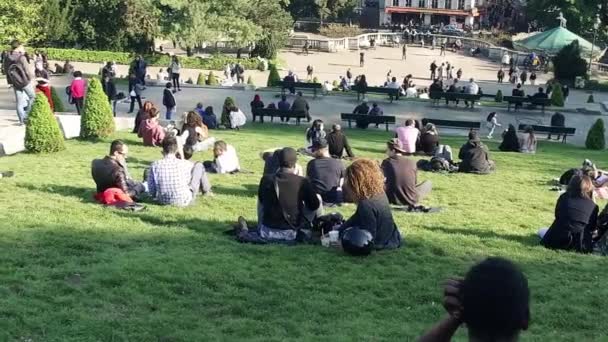 Neznámých Turistů Klidu Posedět Trávníku Hned Vedle Katedrály Sacre Coeur — Stock video