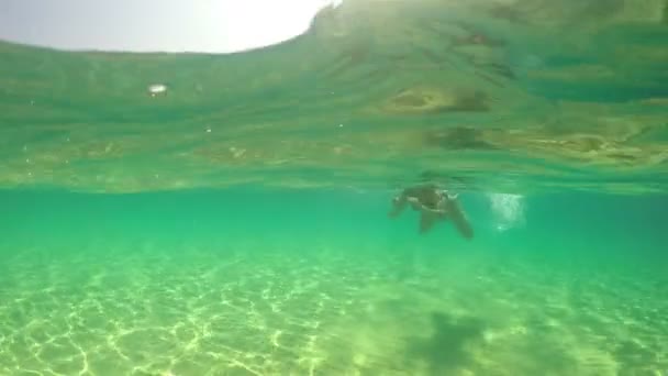 Sexy Mujer Modelo Moda Nadando Agua Limpia Mar Turquesa Gopro — Vídeo de stock