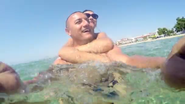 Selfie Eines Romantischen Glücklichen Paares Beim Relaxen Türkisfarbenen Strandwasser Sommerferienkonzept — Stockvideo