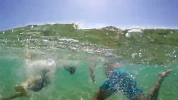 Seguindo Pai Família Sol Competição Natação Mar Gopro Dome Shot — Vídeo de Stock