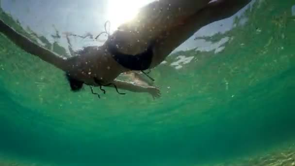 Hiszpanin Kobieta Pływa Gra Podświetlany Morze Przez Promienie Słońca Podwodne — Wideo stockowe