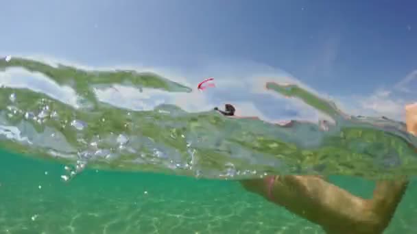 Nastolatka Dziewczyna Snorkeling Powierzchni Wody Kopuła Gopro Pół Podwodny Widok — Wideo stockowe