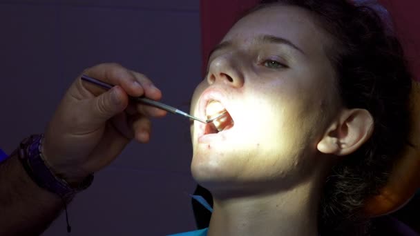 Petite Fille Chez Dentiste Examinant Une Dent Avec Miroir Dentaire — Video