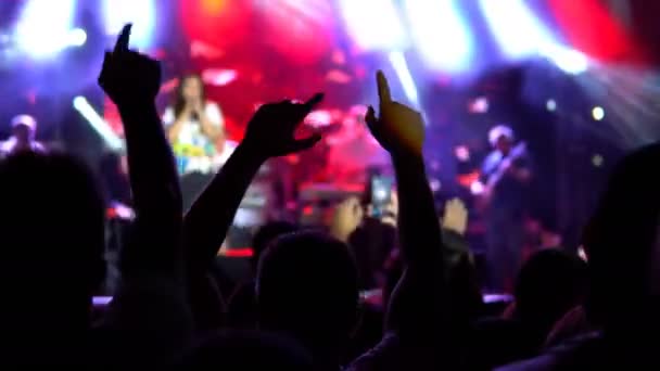 Siluetter Personer Med Händer Upp Dans Konsert Offentlig Konsert Inga — Stockvideo